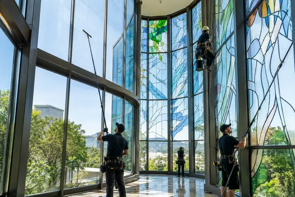 Vitraj va panoramali oynalarni yuvish